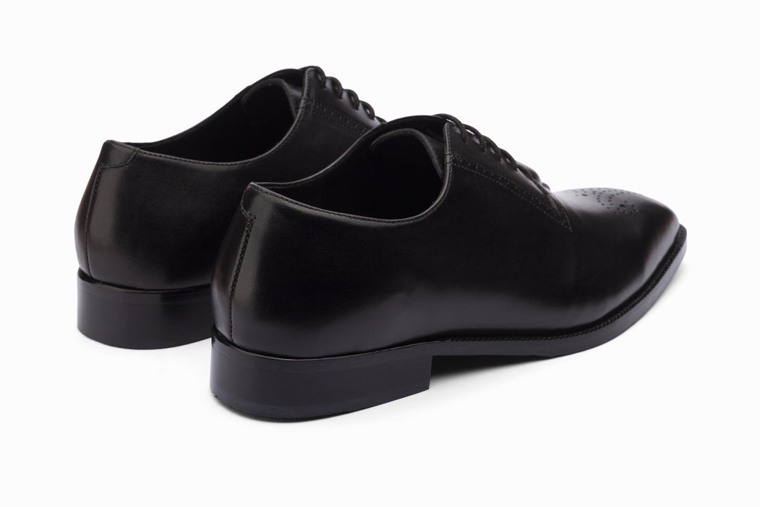 Black medallion Oxford — top-down view — handcrafted in New Delhi