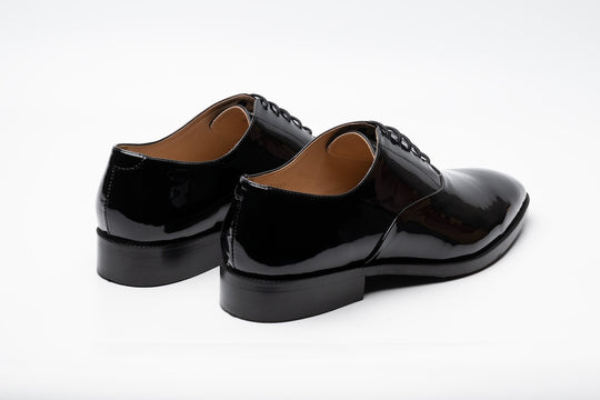 Plain Toe Oxford in Patent Black leather - close-up of patent finish